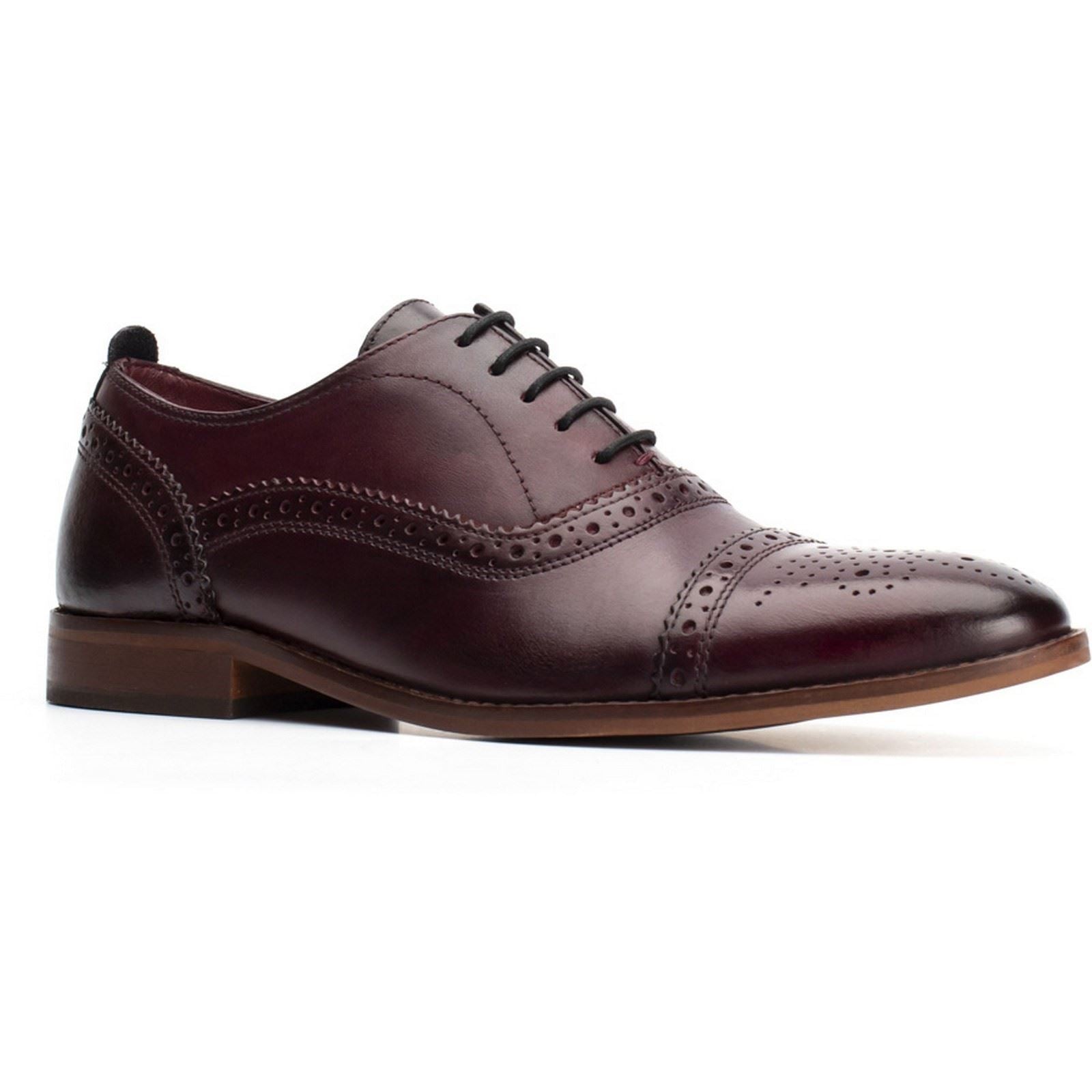 Base London Cast Washed Zapatos De Vestir De Hombre En Cuero Color Rojo Oscuro Con Puntera Decorada.