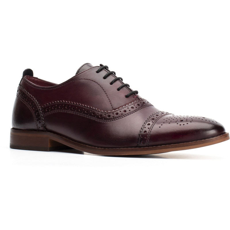 Base London Cast Washed Zapatos De Vestir De Hombre En Cuero Color Rojo Oscuro Con Puntera Decorada.