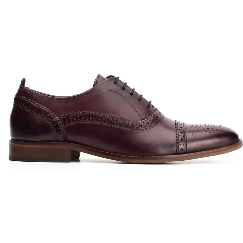 Base London Cast Washed Zapatos De Vestir De Hombre En Cuero Color Rojo Oscuro Con Puntera Decorada.